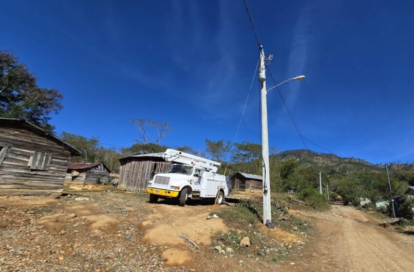 Llevan electricidad a Cruz de Cabrera con RD$14.7 millones
