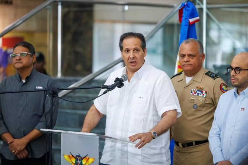 Ministro de Salud viaja a Venezuela con brigada médica