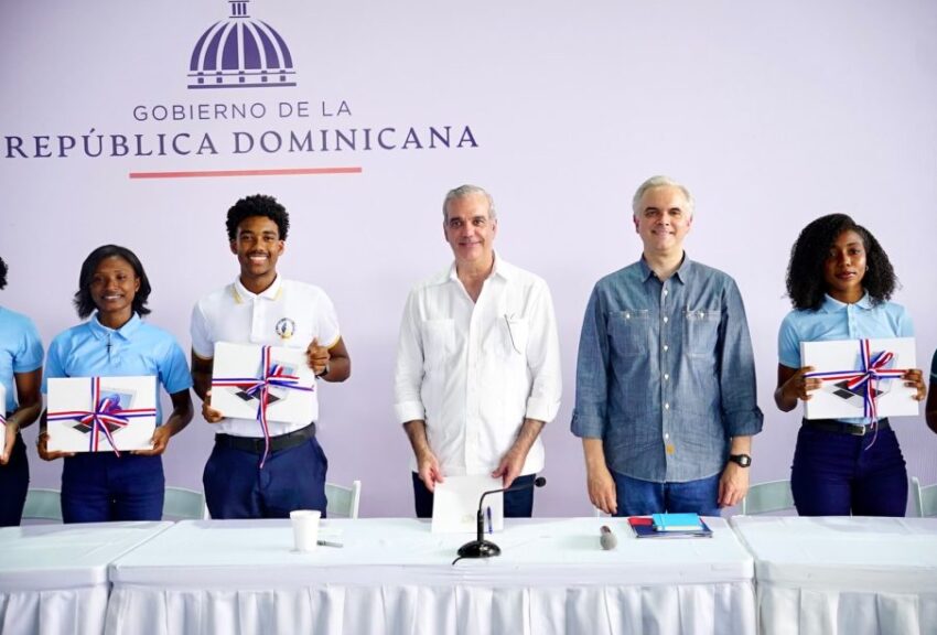 Abinader escucha inquietudes de estudiantes de Samaná y anuncia acciones para fortalecer la educación en la provincia
