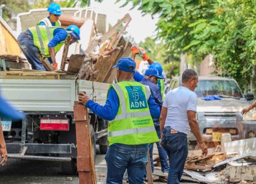 Carolina ordena retirar infraestructuras y recuperar aceras ocupadas irregularmente en Arroyo Hondo