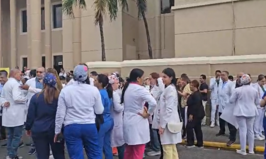 CMD y gremio de Enfermería protestan en La Vega para exigir la libertad del doctor William Almanzar y su asistente