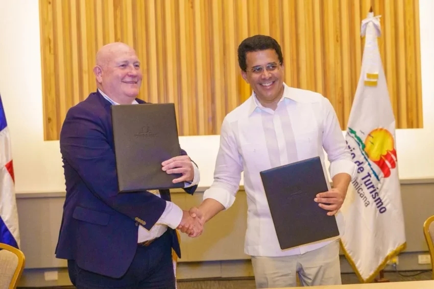 Ministro Collado firma acuerdo con ITF para fortalecer de la Movilidad Turística Sostenible