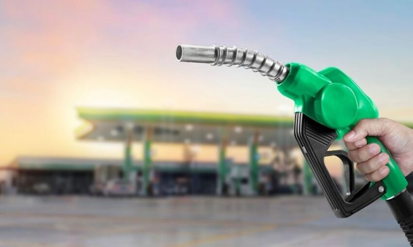 Gobierno baja combustibles; gasolinas disminuyen cinco y tres pesos