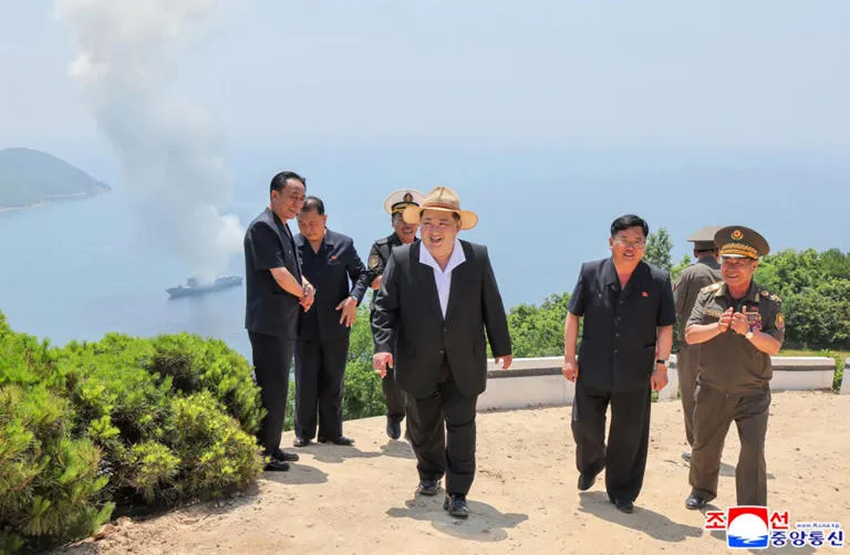 Kim Jong-un supervisa prueba de misiles de crucero desde un buque de guerra norcoreano