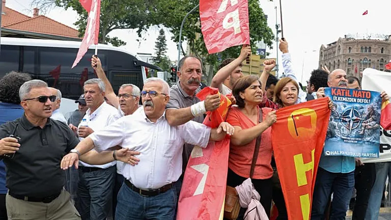 Tensión en aumento: Protestas contra la OTAN sacuden Ankara antes de la cumbre