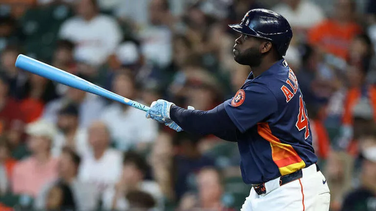 Yordan Álvarez alcanza la gloria con su cuadrangular número 200 en las Grandes Ligas