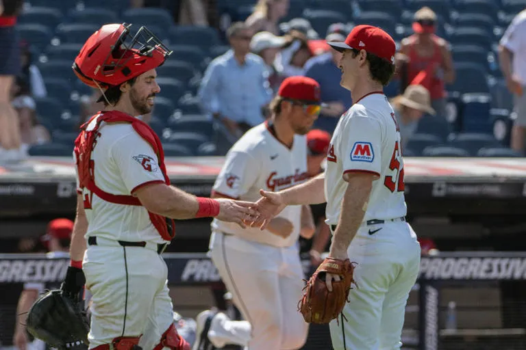 Victoria contundente de los Guardianes sobre los Rangers: 9-4