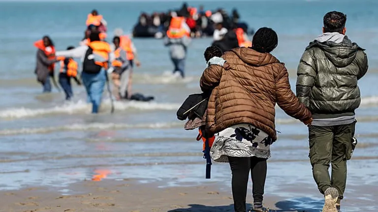 Tragedia migratoria en Europa: mueren cuatro personas al intentar cruzar el Canal de la Mancha