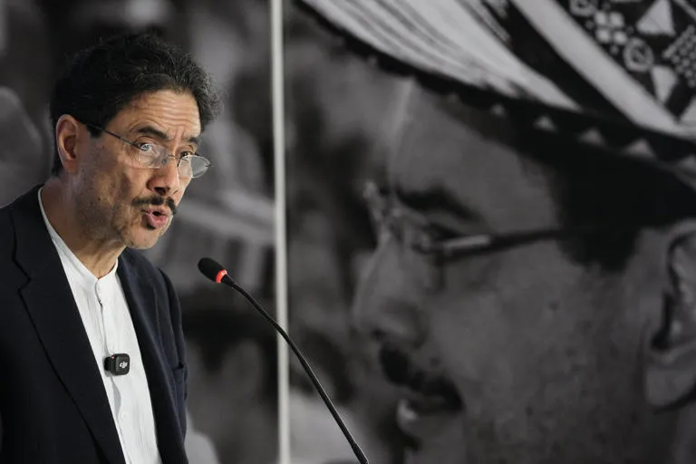 Crisis constitucional en Colombia: Cepeda amenaza con desobediencia civil