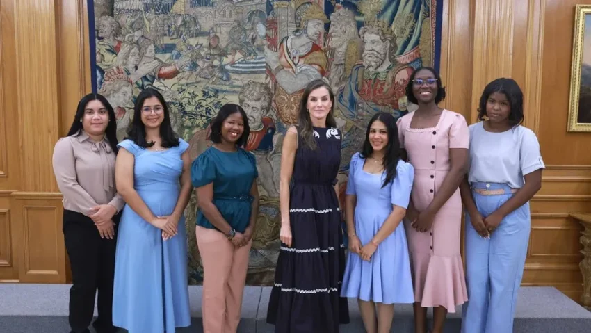 La Reina Letizia impulsa el talento femenino: recibe a becarias universitarias de Banco Adopem