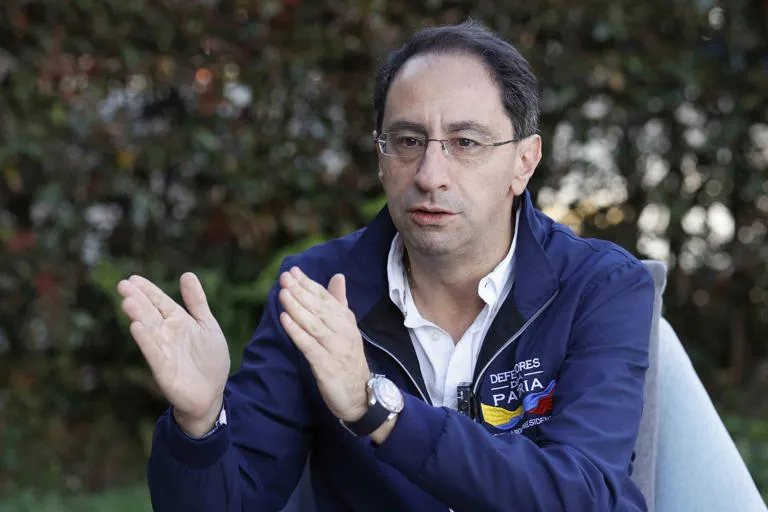 De la Espriella impulsa una transición inédita en medio de la crisis política en Colombia