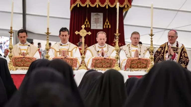El Vaticano excomulga a obispos y miembros de grupo católico ultratradicionalista