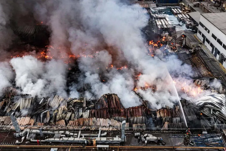 Voraz incendio devasta almacén de fábrica de cosméticos en Perú sin reportar víctimas