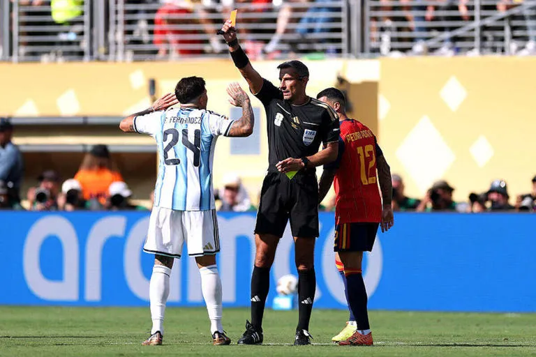 El árbitro de la final del Mundial entre España y Argentina anuncia su retiro profesional