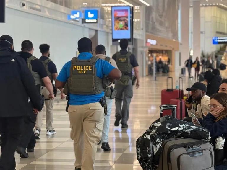 Endurecimiento del control migratorio: aeropuertos comerciales se convierten en el nuevo objetivo de detenciones en EE. UU.
