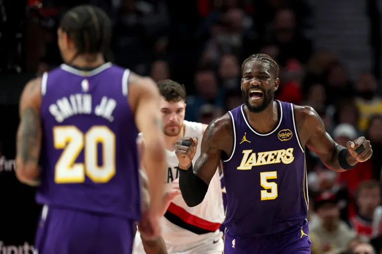 Los Lakers traspasan a Deandre Ayton a los Washington Wizards