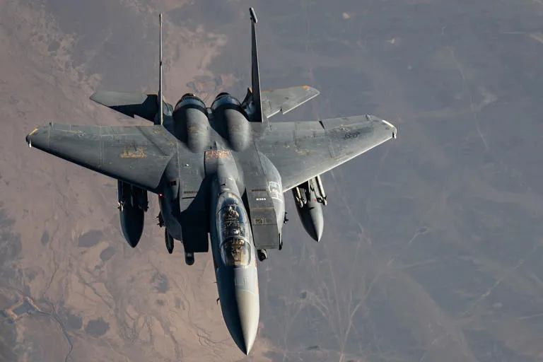 Escalada en Oriente Medio: Estados Unidos bombardea posiciones vinculadas a Irán tras la muerte de tres soldados
