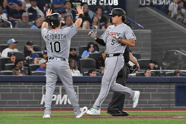 ¡Paliza monumental! Medias Blancas aplastan 12-4 a unos desahuciados Azulejos Una implacable ofensiva destrozó por completo el pitcheo de Toronto en una noche histórica de poder. El novato Sam Antonacci desató la locura con un cuadrangular letal de dos carreras, mientras que Braden Montgomery empató su récord personal al remolcar cuatro anotaciones, liderando un ataque feroz que sepultó las aspiraciones de sus rivales desde las primeras entradas. El abridor de los Azulejos, Spencer Miles, sufrió un verdadero calvario en la loma al permitir seis carreras limpias y seis imparables en apenas cuatro episodios de labor, dejando en evidencia la total vulnerabilidad de su equipo. El resultado final de 12-4 expone una crisis alarmante para la franquicia canadiense, la cual ha demostrado una alarmante incapacidad para remontar marcadores adversos. Con este terrible descalabro, Toronto hunde su marca a un humillante 5-36 cuando sus oponentes logran anotar cinco o más carreras en un encuentro. Esta victoria contundente no solo consolida el gran momento ofensivo de Chicago, sino que sepulta por completo las aspiraciones de unos Azulejos que lucen totalmente perdidos sobre el terreno de juego.
