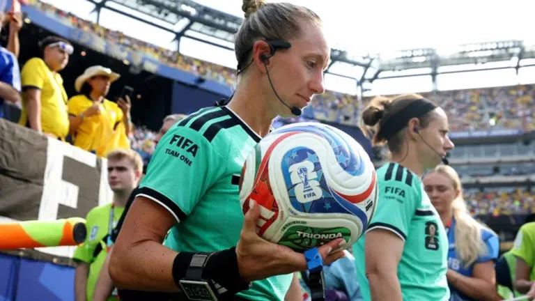 Hito histórico en el arbitraje: el desafío por la igualdad en los mundiales masculinos