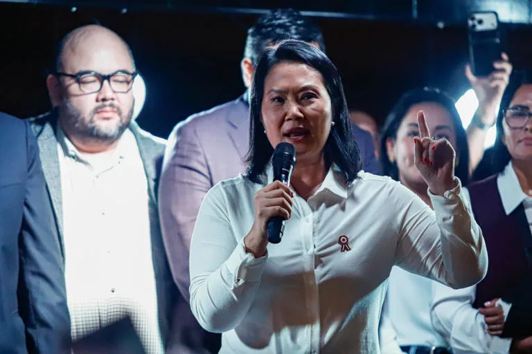 Tensión política en Perú: El saludo de Fujimori a Roberto Sánchez en medio de la crisis de legitimidad