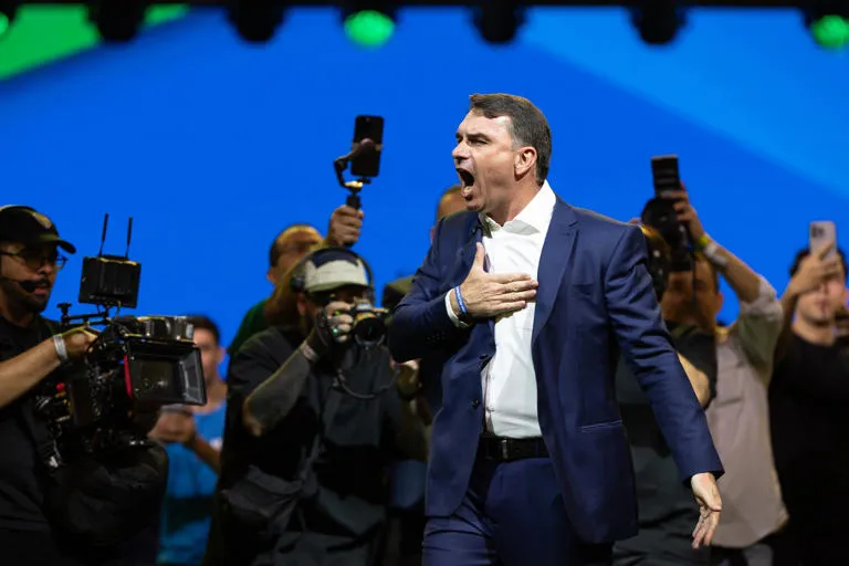 El partido de Bolsonaro oficializa a Flávio Bolsonaro como candidato presidencial
