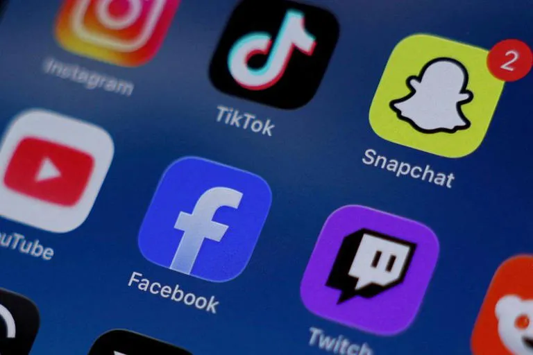 Australia declara la guerra a las redes sociales: multas millonarias por permitir acceso a menores