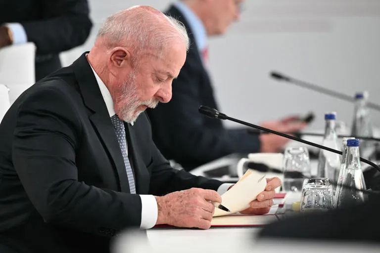 Choque electoral en Brasil: Lula y Flávio Bolsonaro enfrentan posturas sobre aranceles de EE. UU.