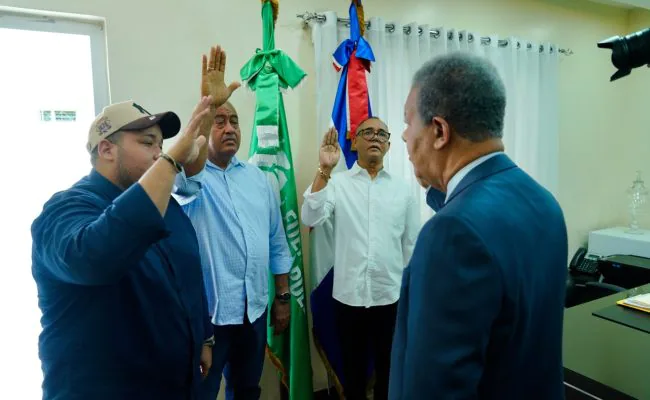 Regidor Luis Guillermo González se juramenta en Fuerza del Pueblo; se fue del PLD atraído por la experiencia de Leonel para conducir los destinos del país