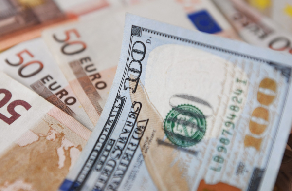 El dólar bajó 11 cts. y euro 18; eran vendidos $58.52 y $69.19