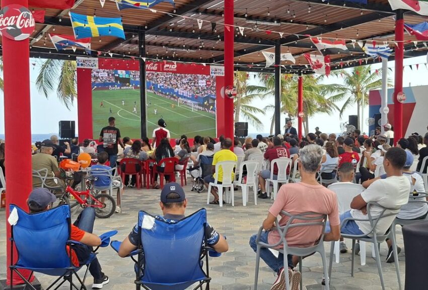 Fanáticos viven la pasión del fútbol en el Malecón Deportivo y se preparan para la final entre España y Argentina