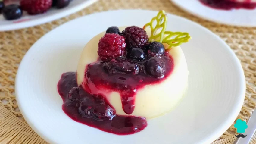 Receta de Panna cotta de frutos rojos: el postre más cremoso y fresco