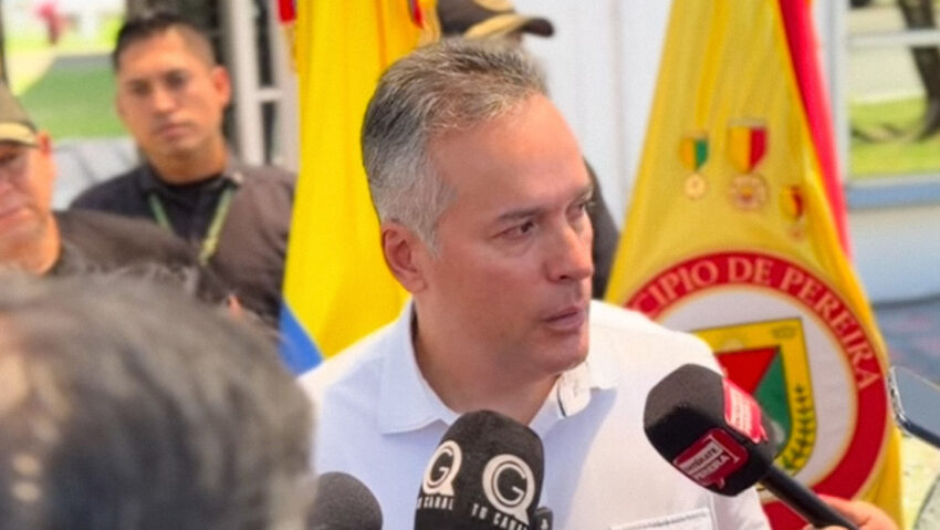 Alcalde rompe a llorar y provoca la conmovedora reacción de un periodista en Colombia