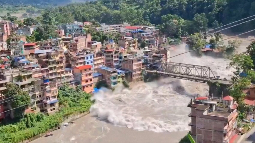 Apocalíptica crecida desde un río arrastra puentes y todo a su paso