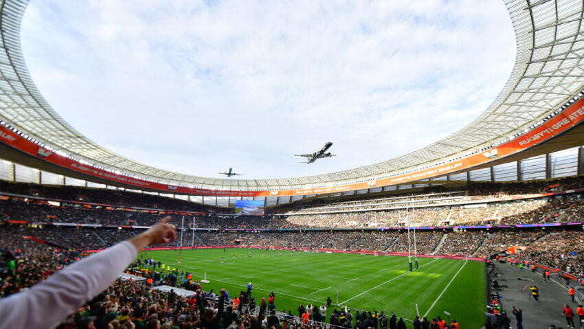 Aviones comerciales pasan a metros del techo de un estadio abarrotado