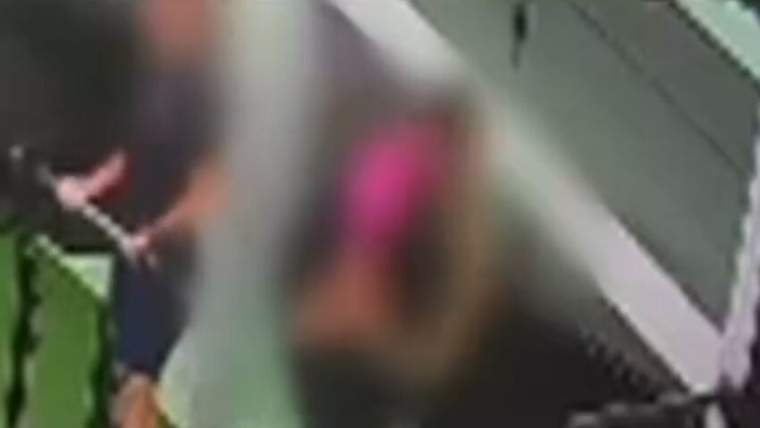 Captan el momento en que un entrenador ataca a mordiscos a una mujer en un gimnasio