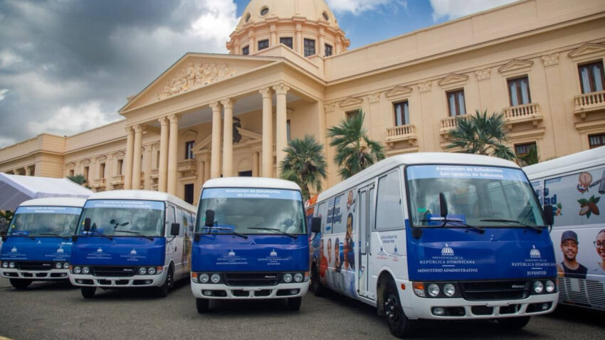 Presidente Abinader transforma la movilidad universitaria con la entrega de 40 nuevos autobuses en beneficio de miles de estudiantes de todo el país