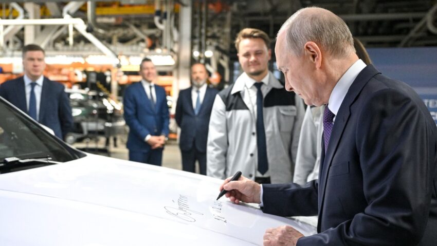 "Se maneja con un dedo": Putin prueba un nuevo coche ruso Volga