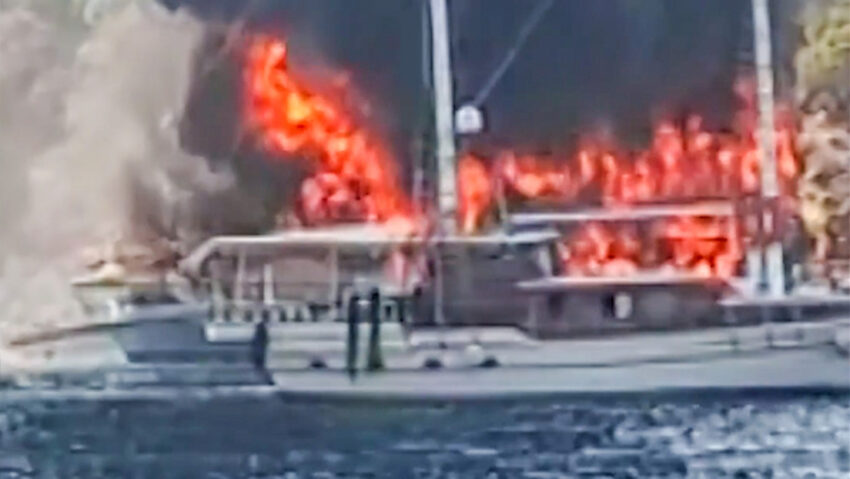 Terroríficas imágenes muestran a pasajeros saltando al mar desde una embarcación en llamas