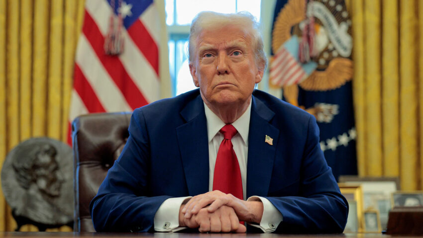 Trump rompe su silencio sobre el deterioro de las condiciones en un portaaviones de EE.UU.
