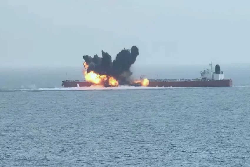 Un petrolero es atacado por un proyectil en el mar Rojo