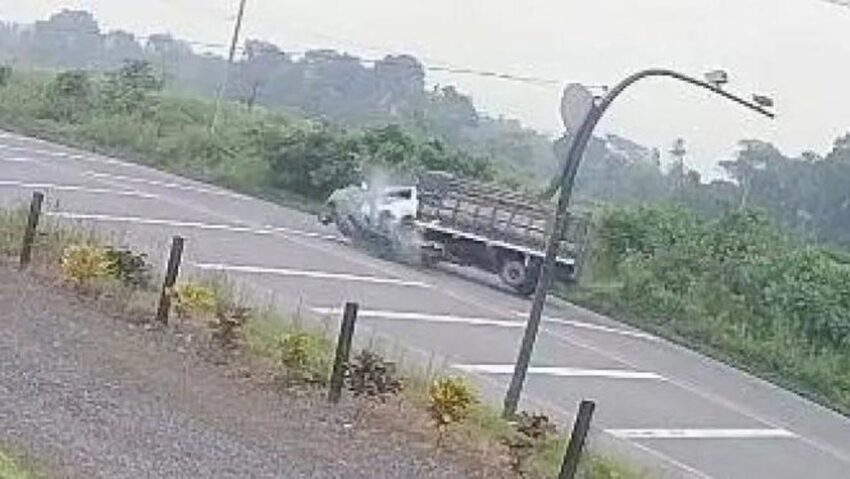 Violento choque mortal: un auto a alta velocidad impacta de frente a un camión de carga