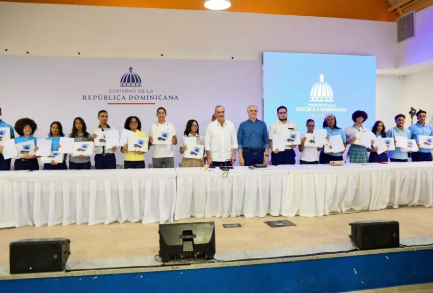 Abinader impulsa el futuro de jóvenes de La Vega con becas del ITLA