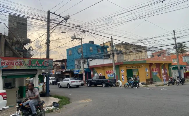 Ola de apagones y calor asfixiante castigan a Gualey: vecinos reportan hasta 18 horas sin luz