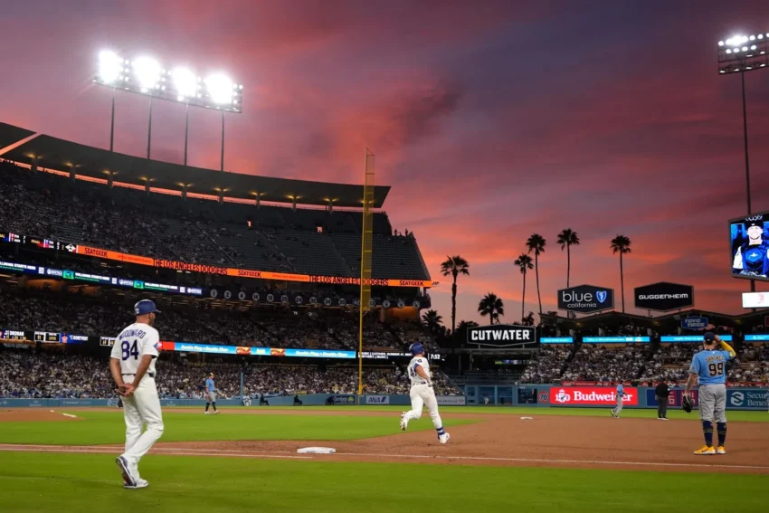 Los Cerveceros amargan la noche a los Dodgers en una remontada de infarto
