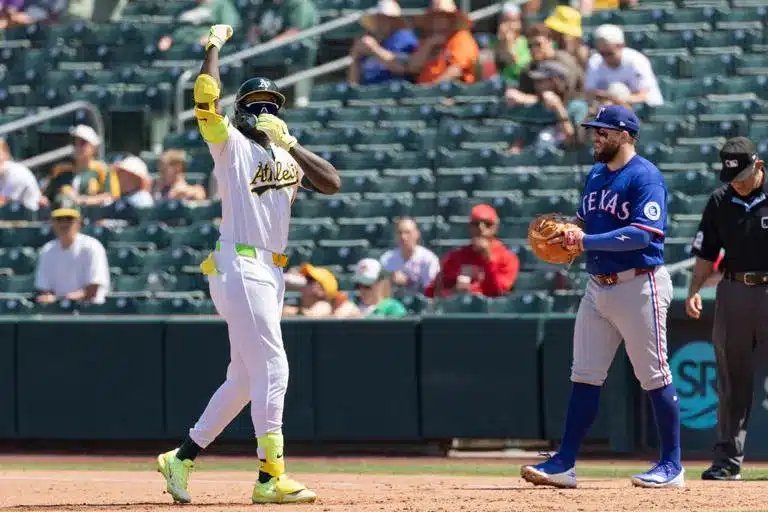 Poder joven en Oakland: Atléticos doblegan a los Rangers con par de cuadrangulares
