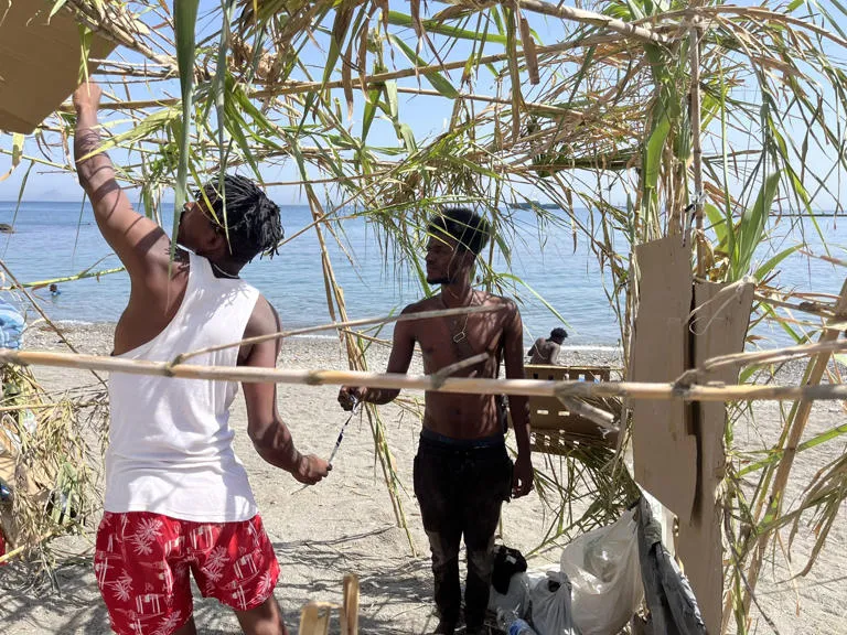 Crisis Humanitaria en la Frontera: La Playa del Trampolín en Ceuta se Convierte en Refugio Improvisado para Migrantes