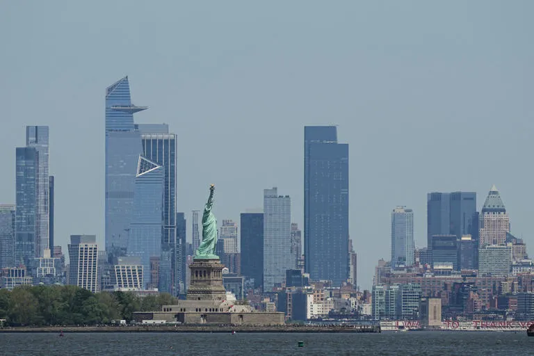 Tragedia en Nueva York: mueren una madre y su bebé tras el vuelco de una embarcación en el puerto