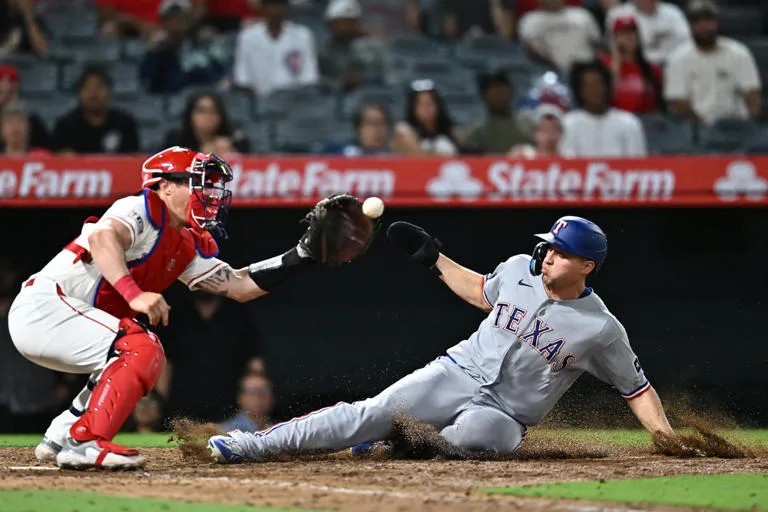 Victoria agónica: El imparable de Nimmo en la décima entrada frena la mala racha de los Rangers