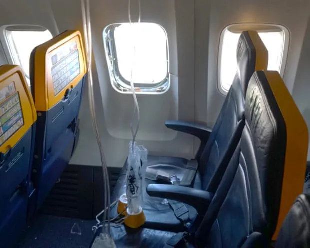 Pánico a 30.000 pies: Reporte revela cómo motor de Ryanair explotó y una pasajera fue succionada parcialmente