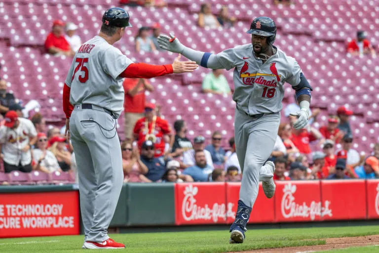 Cardenales vencen a Rojos 10-9 tras costoso error en la novena